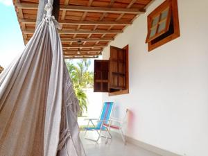 una hamaca en la sala de estar de una casa en Joia de Cumuru Casa aconchegante no Morro da Fumaça, en Cumuruxatiba