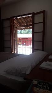 Ce lit se trouve dans un dortoir doté d'une grande fenêtre. dans l'établissement Quarto Quádruplo, à São Pedro
