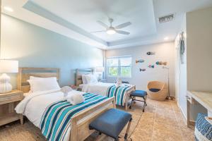 una camera da letto con due letti e una scrivania di Miramar Villas Resort a San Pedro Altre 188 foto