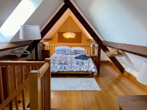 a bedroom with a bed in a attic at Guest House gem in Wickhamford, near Broadway in Badsey