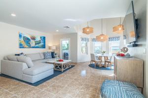 un soggiorno con un divano e un tavolo di Miramar Villas Resort a San Pedro