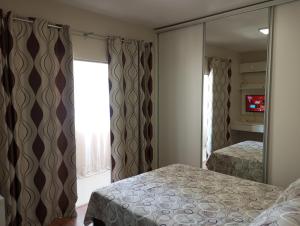En eller flere senge i et værelse på Linda Cobertura duplex compartilhada a duas quadras do mar