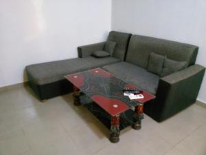 a couch with a coffee table in a room at Appart F2 Lomé centre in Lomé