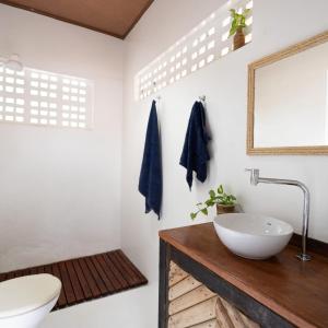 a bathroom with a white sink and a mirror at Casa aloha in Atins