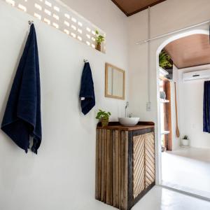 a bathroom with a sink and a mirror at Casa aloha in Atins