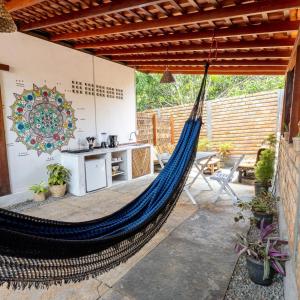 アチンスにあるCasa alohaのキッチン付きのパティオのハンモック