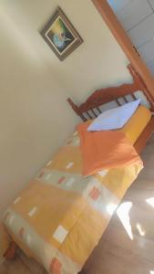 ein Schlafzimmer mit einem Bett in einem Zimmer in der Unterkunft Pousada Apucarana - Sede in Apucarana