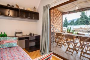 sala de estar con sofá, mesa y sillas en Your home, Old Tbilisi en Tiflis
