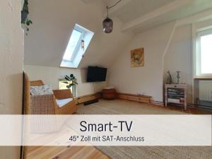 Televisyen dan/atau pusat hiburan di Fewo Kleines Nest strandnah optimal für Alleinreisende und Paare mit Haustier