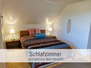 Katil atau katil-katil dalam bilik di Fewo Kleines Nest strandnah optimal für Alleinreisende und Paare mit Haustier