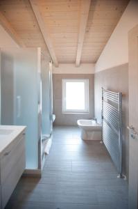 y baño con ducha, lavabo y aseo. en CASA GEMMA - Big Family House with Free Parking, en San Giovanni Lupatoto