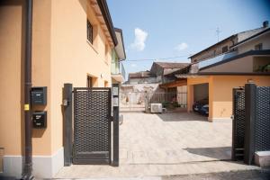 una entrada a un edificio con una puerta negra en CASA GEMMA - Big Family House with Free Parking, en San Giovanni Lupatoto