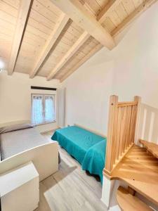 1 dormitorio con 2 camas y techo de madera en CASA GEMMA - Big Family House with Free Parking, en San Giovanni Lupatoto