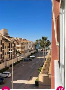 Blick auf eine Straße vom Balkon eines Gebäudes in der Unterkunft DOS MARES km16 La Manga del Mar Menor in La Manga del Mar Menor