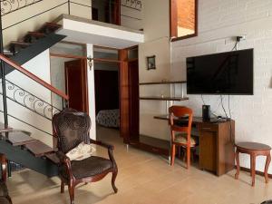 sala de estar con TV y silla en Casa en Cartago Valle, en Cartago
