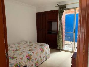 1 dormitorio con cama y ventana grande en Casa en Cartago Valle, en Cartago