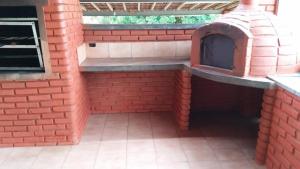 an outdoor pizza oven in a brick building at Sitio dos Sabias in Ibiúna