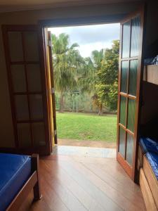 an open door to a room with a view of a yard at Sitio dos Sabias in Ibiúna