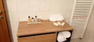 baño con ducha y encimera de madera en Sogno in Langa en Monforte dʼAlba