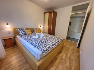 um quarto com uma cama com dois ursinhos de peluche em Apartament Flora em Odorheiu Secuiesc