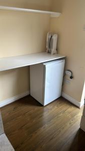 eine Küche mit einer weißen Theke und einem Kühlschrank in der Unterkunft Roy's House in Dublin