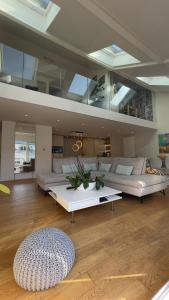 een grote woonkamer met een bank en een tafel bij Duplex 160m2 Paris JO 2024 in Vincennes
