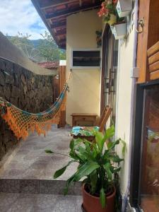 - Balcón de casa con hamaca en Suite Borboleta, en Ilhabela