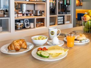 un tavolo con tre piatti di cibo sopra di B&B Hotel Stuttgart-Zuffenhausen a Stoccarda