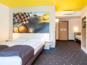 Letto o letti in una camera di B&B Hotel Stuttgart-Zuffenhausen
