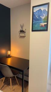 una sala da pranzo con tavolo e una foto appesa al muro di Cosy Private Room in Downtown with Free Parking - Self entrance a Calgary