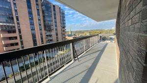 vista dal balcone di un edificio di Cosy Private Room in Downtown with Free Parking - Self entrance a Calgary