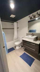 bagno con lavabo, servizi igienici e specchio di Cosy Private Room in Downtown with Free Parking - Self entrance a Calgary