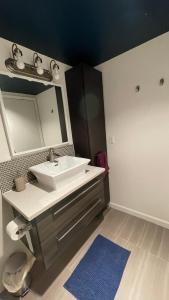 bagno con lavandino e specchio di Cosy Private Room in Downtown with Free Parking - Self entrance a Calgary