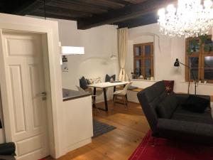 a living room with a couch and a table at Kleine Residenz in Weiden