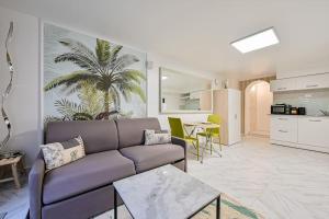 a living room with a purple couch and a table at Le Sunny - Proche Paris - Terrasse in Livry-Gargan