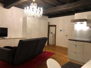 a living room with a couch and a chandelier at Kleine Residenz in Weiden +1 photo