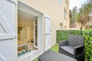 una puerta abierta a un patio con una silla en Le Sunny - Proche Paris - Terrasse, en Livry-Gargan