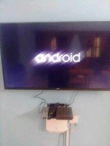TV a/nebo společenská místnost v ubytování Appartement en location chez Enyonam