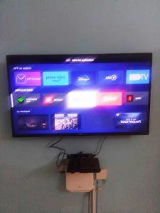 TV a/nebo společenská místnost v ubytování Appartement en location chez Enyonam