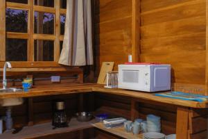 a microwave sitting on a counter in a kitchen at Finca La Unión in Turrialba