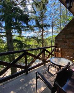 a patio with a table and chairs on a balcony at Apartman Bianca in Palisad
