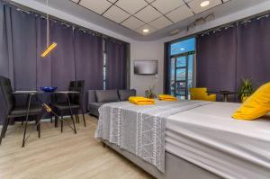um quarto com uma cama grande, uma mesa e cadeiras em Apartments Stay em Kaštela