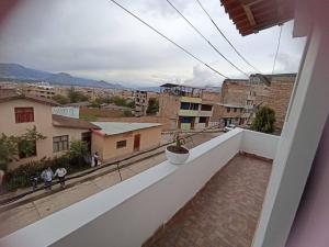 - un balcon offrant une vue sur la ville dans l'établissement Habitación doble con balcón. bonita vista, à Cajamarca