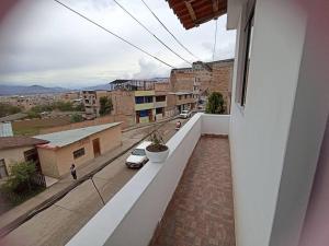 d'un balcon offrant une vue sur une rue de la ville. dans l'établissement Habitación doble con balcón. bonita vista, à Cajamarca