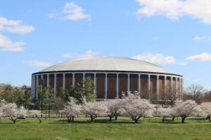 Athens city townhouse, 3 bedroom, 2.5 baths, Wi-Fi في أثينا: مبنى كبير به قبة في حقل به اشجار