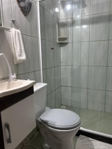 biała łazienka z toaletą i prysznicem w obiekcie Suite de Lane e Mu w mieście Abraão