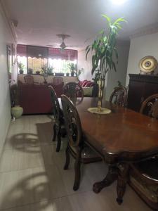 comedor con mesa de madera y sillas en Alojamiento Cabello de Angel, en Santo Domingo