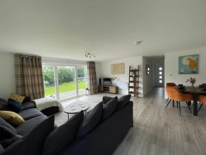 een woonkamer met een bank en een tafel bij Gorgeous modern furnished cabin in Steyning in Steyning