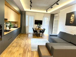 uma sala de estar com um sofá e uma mesa em Comfortable apartment in a complex Great Britain em Lviv