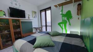 sypialnia z łóżkiem z kobietą na ścianie w obiekcie Nazzaro's House w mieście Atripalda
